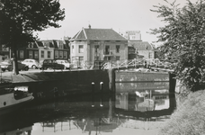 863470 Gezicht over de Stadsbuitengracht bij de Weerdbrug, op het voormalige hoofdkantoor van de de Nationale ...